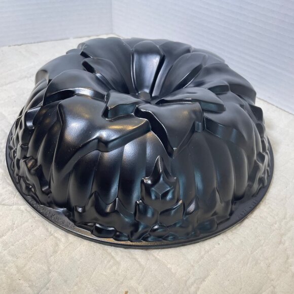 Nordic Ware Cast Aluminum Flower Bundt Pan 10 Cup Capacity Nonstick Black Finish - Picture 5 of 11